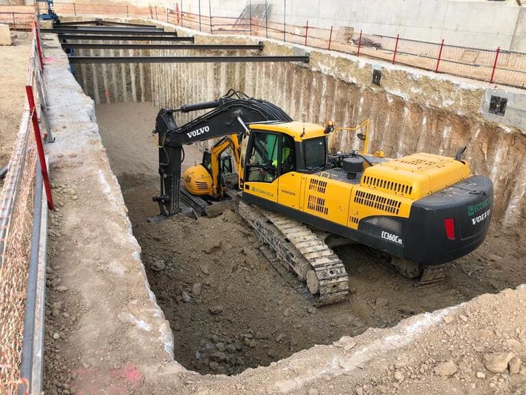 Volvo 360 excavando hoyo